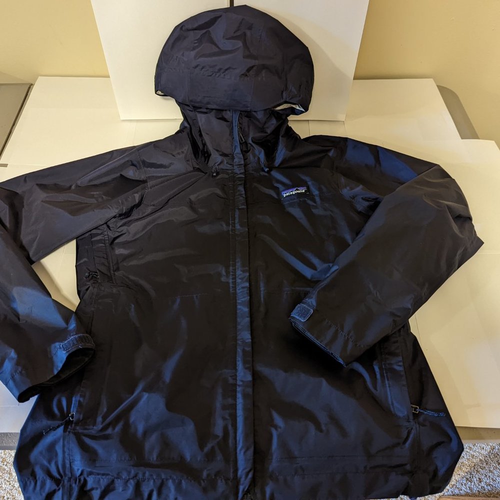 Patagonia Women’s Torenntshell  Rain Jacket Size Small  Dark Blue / Classic Navy